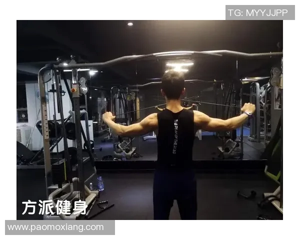 龙门架绳索后踢指南:三维刺激臀大肌的器械使用法则 龙门架绳索后踢指南:三维刺激臀大肌的器械使用法则
